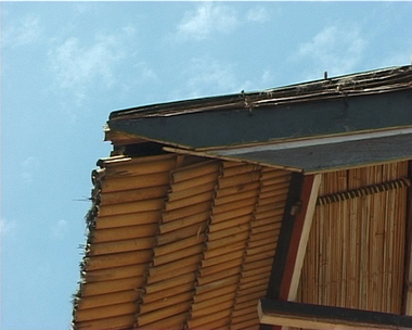 Top of a Toraja roof, 2000., Haut d'une toiture toraja, 2000. (French), Tinggi sebuah atap Toraja, 2000. (Indonesian) thumbnail