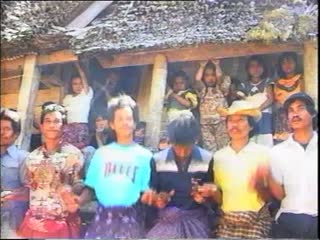 VIDEO : Badong autour de l'effigie, Pangleon, 1993., VIDEO: Badong around the effigy, Pangleon, 1993. (anglais), Badong di sekitar patung. Pangleon, 1993. (indonésien) la vignette