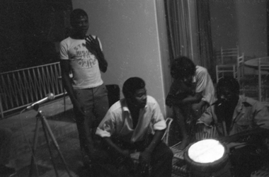 Deux joueurs de tambour dits "N'goba" (la nuit) la vignette