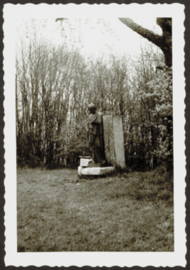 E.2.2.15.1.1.005. Statue de bronze à l'orée du bois sur le monticule est (French) thumbnail