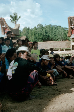 Chanteurs attendant, assis à terre, à Tapparan, 1993., Singers waiting, sitting on the ground, Tapparan 1993. (anglais), Para penyanyi yang sedang menunggu duduk di atas tanah. Tapparan, 1993. (indonésien) la vignette