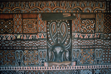 Porte de maison richement décorée, par le motif du buffle pa'tedong., House door richly decorated with the motif of the buffalo pa'tedong. (anglais), Pintu rumah adat dengan ukiran bermotif kerbau pa’tedong. (indonésien) la vignette