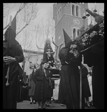 La procession prend le départ de l'église Saint-Jacques. Des pénitents la vignette