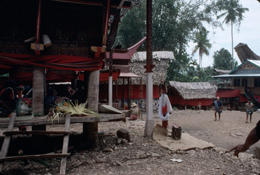 24. Effigie tau-tau, à Bokko, septembre 1993., 24. Effigy (tau-tau), Bokko, September 1993. (anglais), 7). Patung tau-tau, Bokko, September 1993. (indonésien) la vignette