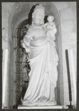 F.2.2.06.1.1.004. Statue placée sur l'autel de l'absidiole sud la vignette