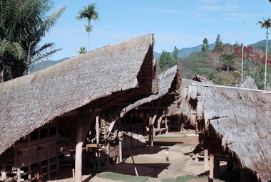 Un village de la région de Mamasa, 1993., A village in the Mamasa region, 1993. (anglais), Sebuah kampung di daerah Mamasa, 1993. (indonésien) la vignette