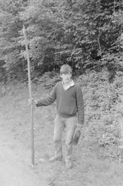 René Marot, 17 ans. Fabrication d'un hautbois d'écorce : retour au village avec la branche coupée. la vignette