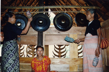 Jeu de quatre gongs suspendus à Mamasa, photo : James Temple., Set of four suspended gongs at Mamasa, photograph: James Temple. (anglais), Perangkat empat gong digantungkan di Mamasa, foto: James Temple. (indonésien) la vignette