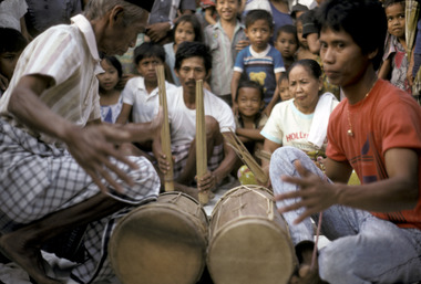 Set of two Bugis drums (gendang), Labuanpatu, Sengkang, 1991. Recorded with Serge Serafini., Jeu à deux tambours gendang, pays bugis, Labuanpatu, Sengkang, 1991, enregistré par S. Serafini. (French), Permainan dua gendang, negeri Bugis, Labuanpatu, Sengkang, 1991. Direkam dengan Serge Sérafini.  (Indonesian) thumbnail