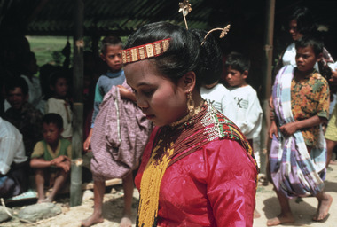 Jeune danseuse de gellu', 1993., Young Gellu’ dancer, 1993. (anglais), Penari gellu’ muda, 1993. (indonésien) la vignette