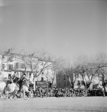 Place de la Rouguière à 14h25. Les gardians à cheval jouent le jeu de l'écharpe (French) thumbnail