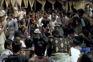 Crowd, merok ritual, Minanga Ulusalu, Sa'dan Malimbong, 1993., Foule, fête merok, Minanga Ulusalu, Sa'dan Malimbong, 1993. (French), Kerumunan orang, ritus merok, Minanga Ulusalu, Sa’dan Malimbong, 1993. (Indonesian) thumbnail