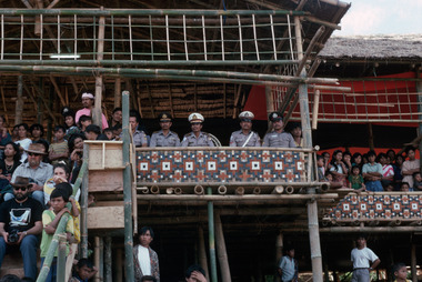 Tribunes pour officiels. Tapparan, 1993., Tribunes for officials, Tapparan 1993. (anglais), Tempat penerimaan untuk tamu resmi, Tapparan, 1993. (indonésien) la vignette