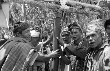 The officiants sing the ‘mast song’ (gelong bate), Torea, 1993., Les officiants chantent le « chant du mât » (gelong bate), Torea, 1993. (French), Para pemangku adat menyanyikan “lagu bendera” (gelong bate), Torea, 1993. (Indonesian) thumbnail