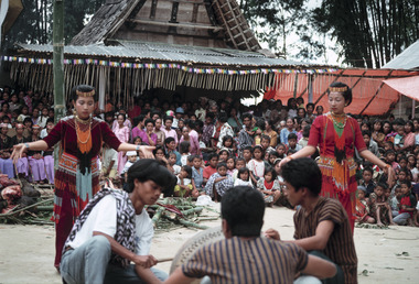 Danse gellu' au son du tambour, rituel catholique (ma'kurre sumanga'), Tiroan, 1993., Gellu’ dance to the sound of the drum. Tiroan, 1993. (anglais), Tarian gellu’ dalam iringan gendang. Bittuang, 1993. (indonésien) la vignette