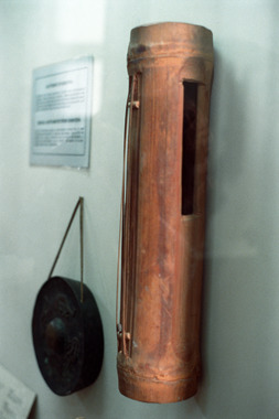 Tube zither, National Museum, Jakarta., Cithare tubulaire, Musée national, Jakarta. (French), Siter tabung, Museum Nasional, Jakarta.  (Indonesian) thumbnail