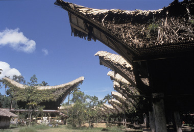 File de greniers à riz, Nanggala', 1993., Line of rice granaries, Nanggala, 1993. (anglais), Sederetan lumbung, Nanggala’, 1993. (indonésien) la vignette
