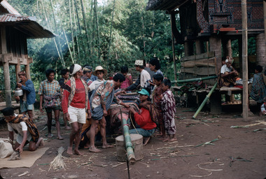 5. Construction du mât bate, Sereale, 1993., 5. Pendirian bendera bate, Sereale, 1993. (indonésien), 5. Construction of the mast, Sereale, 1993. (anglais) la vignette