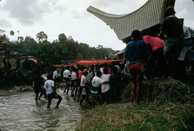 2. The deceased crosses a river. Puang Laso' Gau’ Lembang’s funeral, Randanan, Mengkendek, mid-August 1991., 2. Le défunt traverse une rivière. Funérailles de Puang Laso' Gau' Lembang, Randanan, Mengkendek, mi-août 1991. (French), 2). Mendiang melintasi sebuah sawah. Pemakaman Puang Laso’ Gau’ Lembang, Randanan, Mengkendek, pertengahan Agustus 1991. (Indonesian) thumbnail