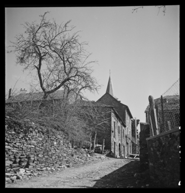 A gauche : ancienne maison de Monsieur Joseph Briane. Rue aboutissant à la place de l'église (French) thumbnail