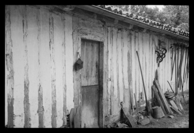 La maison de Monsieur et Madame Lestage avec des outils accrochés au mur extérieur la vignette
