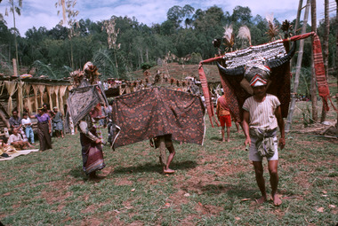 Danseurs de manganda', Deri, 1993., Manganda’ dancers. (anglais), Para penari mangnganda’. (indonésien) la vignette