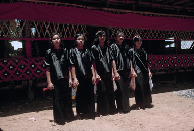 Danse joge', funérailles, Sa'dan, 1993., Joge’ dance, funeral, Sa'dan, 1993. (anglais), Tarian joge’, upacara pemakaman di Sa’dan, 1993. (indonésien) la vignette