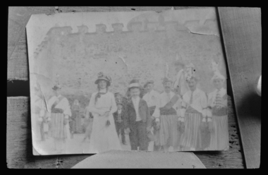 Reproduction d’une photographie des personnages acteurs prise devant l’église d’Esquièze-Sère pour la danse du Baïar en 1909 (French) thumbnail