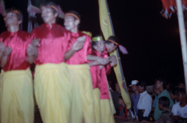 Bugi’ dance, folklore festival, Makassar, 1993., Danse bugi', festival de folklore, Makassar, 1993. (French), Tarian bugi’, Pekan Budaya, Makassar, 1993. (Indonesian) thumbnail