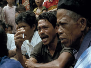 Chant ma'tempa lors de la fête merok, Minanga Ulusalu (Sa'dan), juin 1993., Ma'tempa song during the merok ritual, Minanga Ulusalu, Sa'dan, June 1993. (anglais), Lagu ma’tempa pada ritus merok, Minanga Ulusalu, Sa’dan, Juni 1993.  (indonésien) la vignette