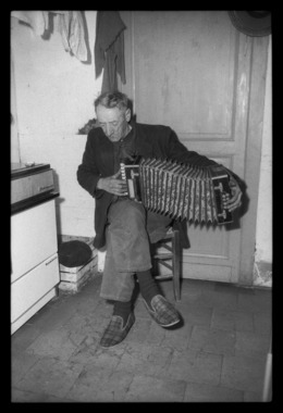 Gabriel Pioton jouant de l'accordéon chez Monsieur et Madame Marquefave la vignette