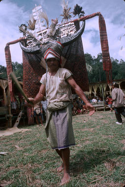 Danseur de manganda' tenant dans sa main droite une claquette, rituel bua' kasalle, Deri, 1993., Manganda’ dancer holding clapper in his right hand, Deri, 1993. (anglais), Penari pria manganda’ memegang klapper di tangan kanannya, Deri, 1993. (indonésien) la vignette