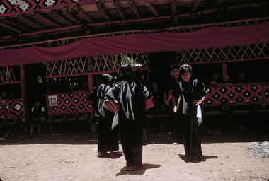 Danse joge', funérailles, Sa'dan, 1993., Joge’ dance, funeral, Sa'dan, 1993. (anglais), Tarian joge’, upacara pemakaman di Sa’dan, 1993. (indonésien) la vignette