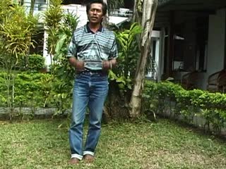 VIDEO : Daut Puppung de Rantetayo montre un troisième type de badong, de la région de Pangngala', 2001. Il chante : Angku lembang lobangki., VIDEO: Daut Puppung showing a third type of badong, from the region of Pangngala’, 2001. He is singing: Angku lembang lobangki. (anglais), Daut Puppung dari Rantetayo memperlihatkan jenis ketiga badong yang berasal dari daerah Pangngala’, 2001. Ia bernyanyi: “Angku lembang lobangki”. (indonésien) la vignette