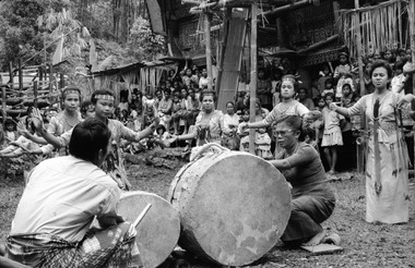 Gandang drums at the bua’ kasalle, Deri, 1993., Tambours gandang, Deri, 1993. (French), Gendang (gandang) pada pesta bua’, Deri, 1993. (Indonesian) thumbnail