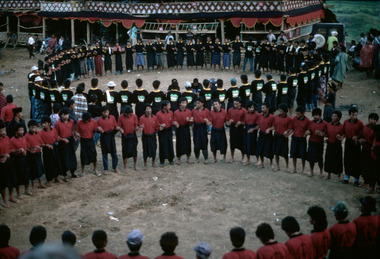 Polybadong lors d'un rituel funéraire, Tapparan, 1993., Polybadong during a funeral ritual, Tapparan, 1993. (anglais), Polibadong dalam suatu ritus pemakaman, Tapparan, 1993. (indonésien) la vignette