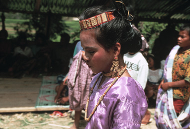 Jeune danseuse de gellu', 1993., Young Gellu’ dancer, 1993. (anglais), Penari gellu’ muda, 1993. (indonésien) la vignette