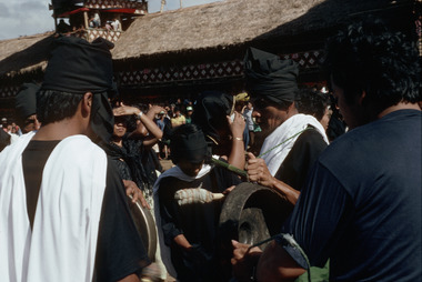 Joueurs de gong partant pour la procession vers la sépulture, Tapparan, 1993., Gong players, departing to the grave, Tapparan, 1993. (anglais), Pemain Gong berangkat untuk arak-arakan ke liang lahat, Tapparan, 1993. (indonésien) la vignette