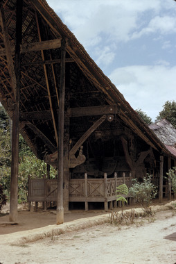 Une maison de Mamasa, 1993., A Mamasa house, 1993. (anglais), Sebuah rumah di Mamasa. (indonésien) la vignette
