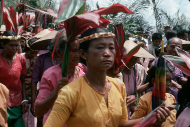 The women in yellow are called tumbang., Les femmes en jaune se nomment tumbang. (French), Kaum wanita yang berpakaian warna kuning disebut tumbang.  (Indonesian) thumbnail