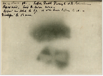 Figure 4 - La trace photographique comme preuve de la
          découverte de la radioactivité. Photographie réalisée par Henri
          Becquerel en 1896. 
          
