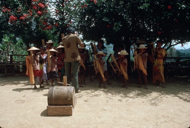 Orchestre d'enfants à Sangngalla', 1991., Children’s band at Sangngalla', 1991. (anglais), Orkes anak-anak di Sangngalla’, 1991. (indonésien) la vignette