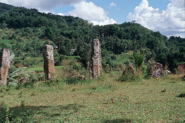 Mégalithes (simbuang). To' Barana', Rindingallo., Megaliths (simbuang), To' Barana', Rindingallo. (anglais), Megalit (simbuang). To’ Barana’, Rindingallo. (indonésien) la vignette