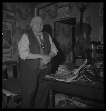 Monsieur Henri Poussier, marchand de musique et luthier, au 90-92, Grande rue, dans son salon bureau la vignette