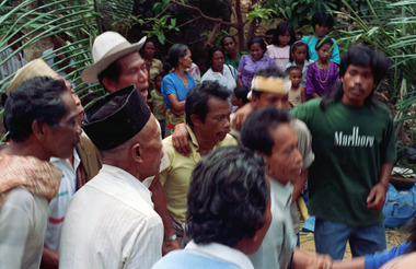 Gelong unnondo, rituel maro à Sereale, novembre 1993., Gelong unnondo, maro ritual at Sereale, November 1993. (anglais), Gelong Unnondo, ritus maro di Sereale, Nov. 1993. (indonésien) la vignette