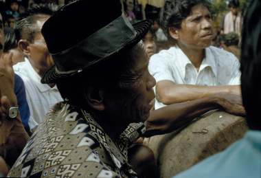 Drummer, merok ritual, Minanga Ulusalu, Sa'dan Malimbong, 1993., Joueur de tambour, fête merok, Minanga Ulusalu, Sa'dan Malimbong, 1993. (French), Pemain gendang, ritus merok, Minanga Ulusalu, Sa’dan Malimbong, 1993. (Indonesian) thumbnail