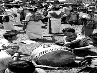 Drum (gandang) accompanying a group of gellu’ dancers, maro ritual, Torea, 1993., Tambour gandang accompagnant un groupe de danseuses de gellu', rituel maro, Torea, 1993. (French), Gandang mengiringi sekelompok penari perempuan yang menarikan gellu’, ritus maro, Torea, 1993.  (Indonesian) thumbnail