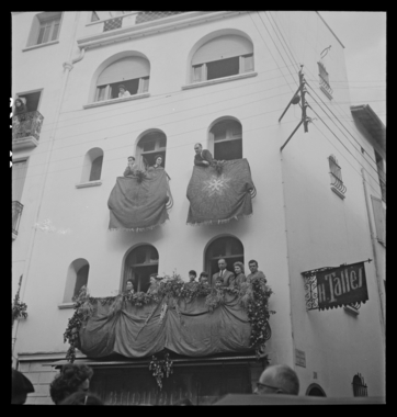 Procession de la Sanch. Balcon décoré de la boutique H. Taller la vignette