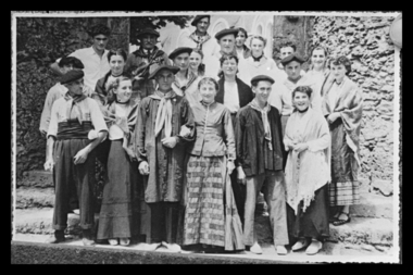Groupe de jeunes à Saint Pierre-de-Mont en 1951 avec Monsieur Poulot, violoniste (French) thumbnail