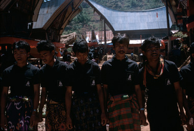 Young singers at Limbong, 1993., Jeunes chanteurs à Limbong, 1993. (French), Para penyanyi muda di Limbong, 1993. (Indonesian) thumbnail